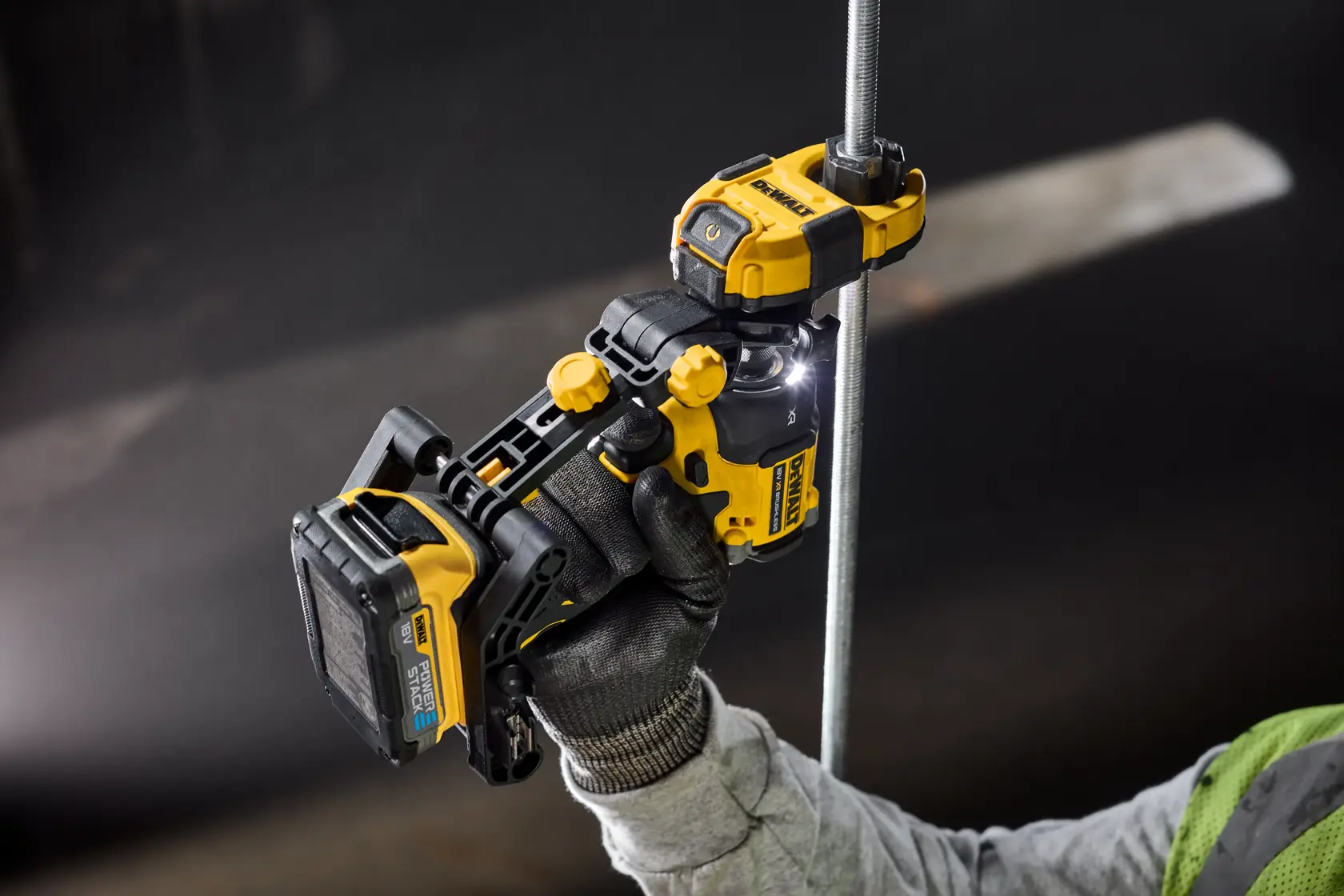 Vorderansicht des gelben DEWALT DT20562 Werkzeugs mit schwarzen Details, für präzise Fotografie oder Ausrichtung.