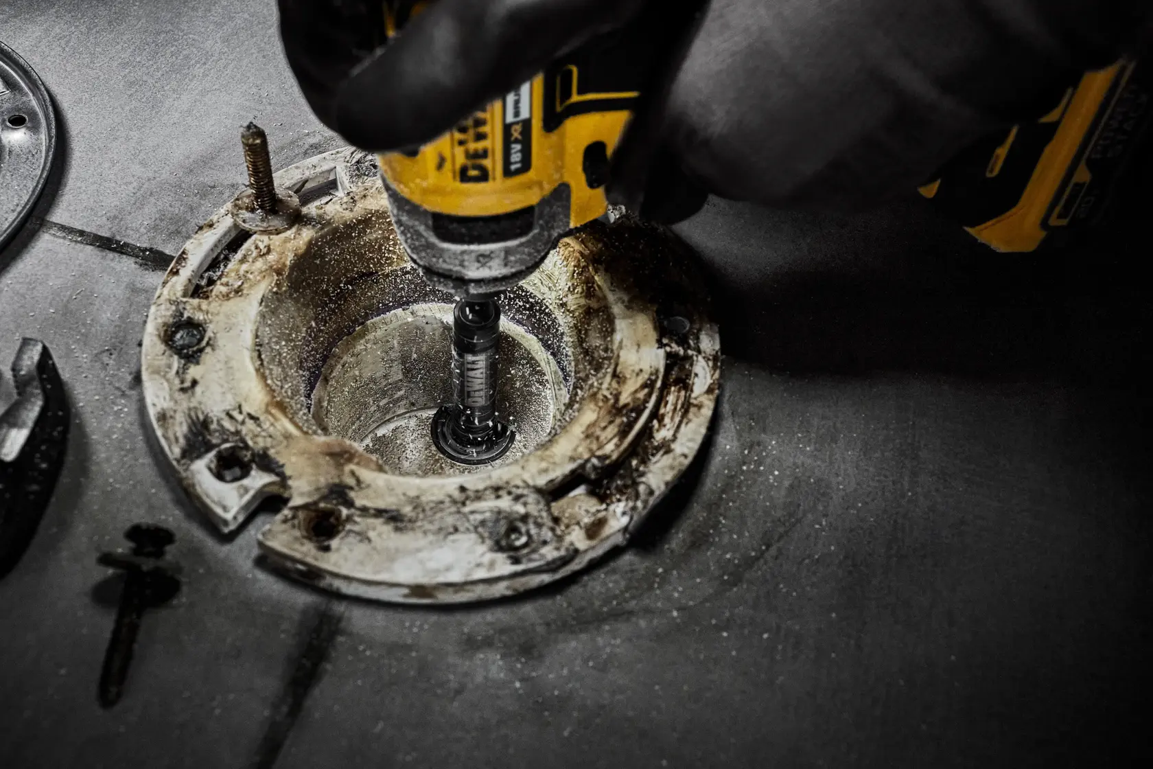 DEWALT DT20563 rotierendes Schleifwerkzeug mit schwarzem Griff und gelber Scheibe zum Schneiden oder Schleifen.