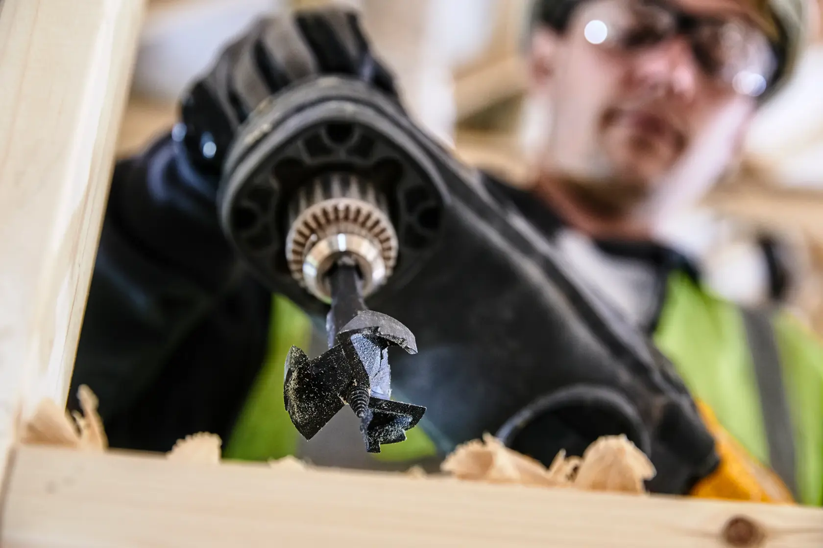 Graphique montrant la marque DEWALT XTREME Sub-Compact Series avec le slogan 'Compact et performance garantie' sur un fond jaune.