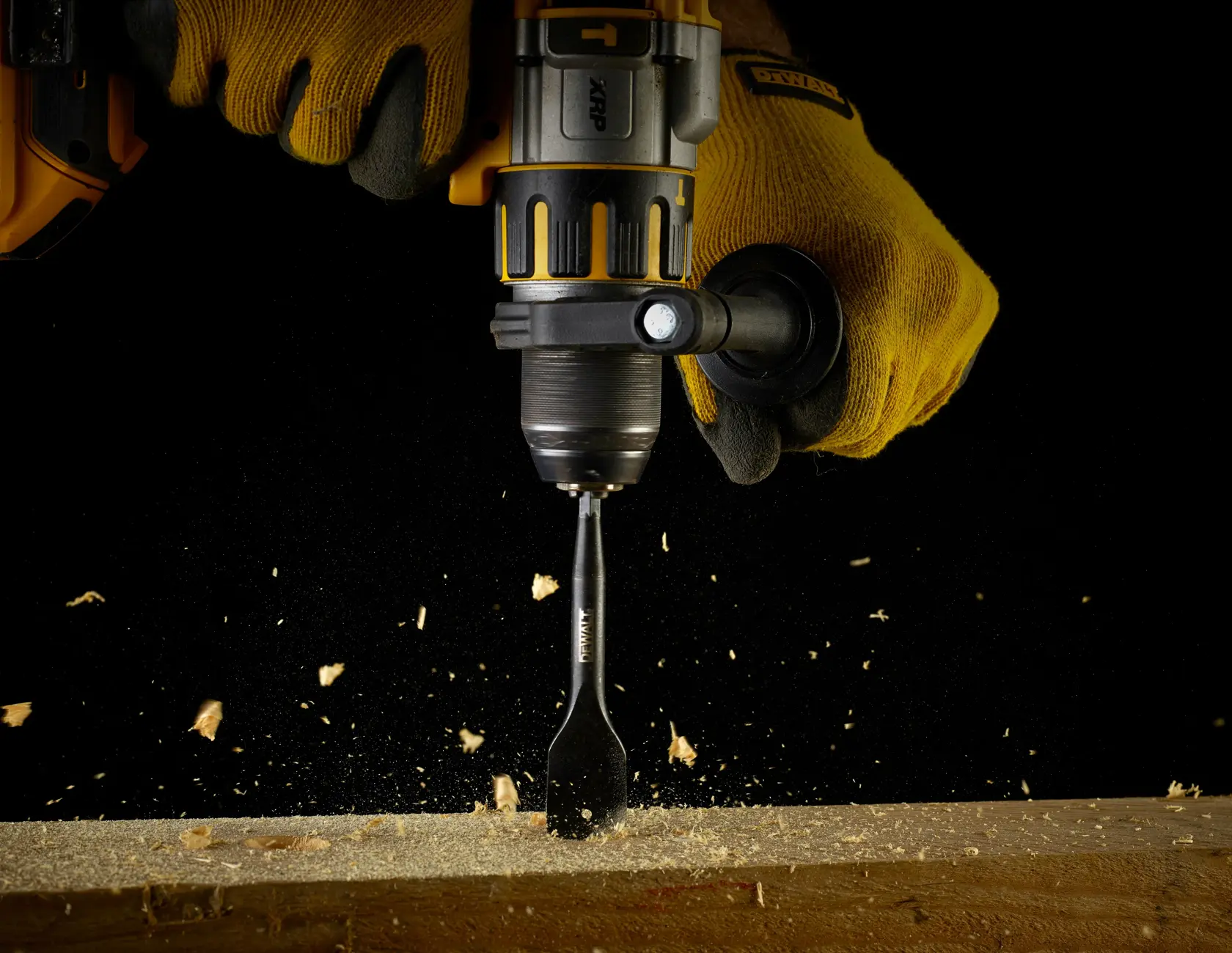 Graphique montrant la marque DEWALT XTREME Sub-Compact Series avec le slogan 'Compact et performance garantie' sur un fond jaune.