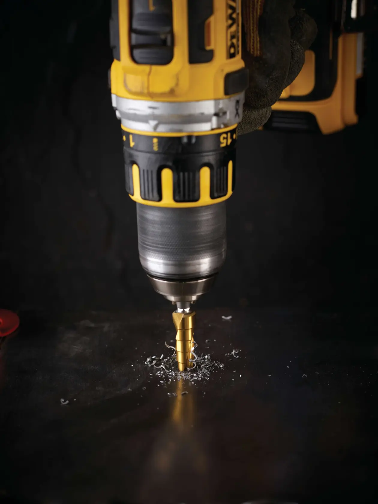 Graphique montrant la marque DEWALT XTREME Sub-Compact Series avec le slogan 'Compact et performance garantie' sur un fond jaune.