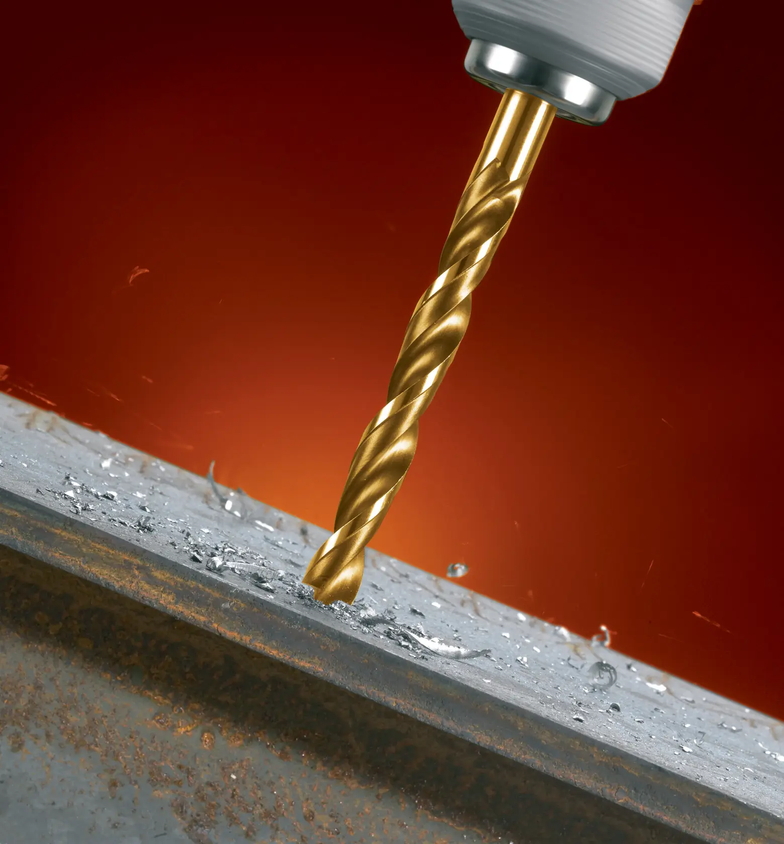 Taladro DEWALT perforando metal, virutas visibles y luz LED integrada iluminando la escena.