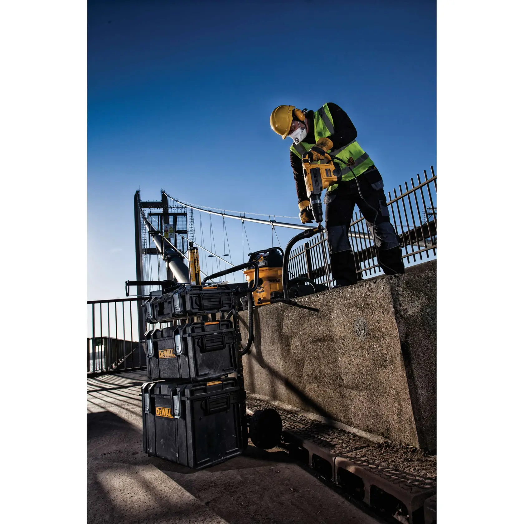 Graphique montrant la marque DEWALT XTREME Sub-Compact Series avec le slogan 'Compact et performance garantie' sur un fond jaune.