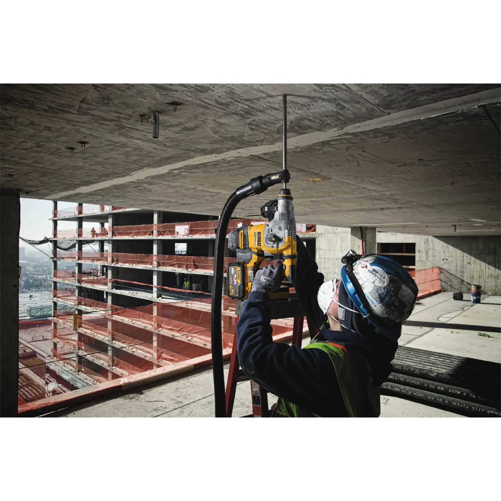Graphique montrant la marque DEWALT XTREME Sub-Compact Series avec le slogan 'Compact et performance garantie' sur un fond jaune.