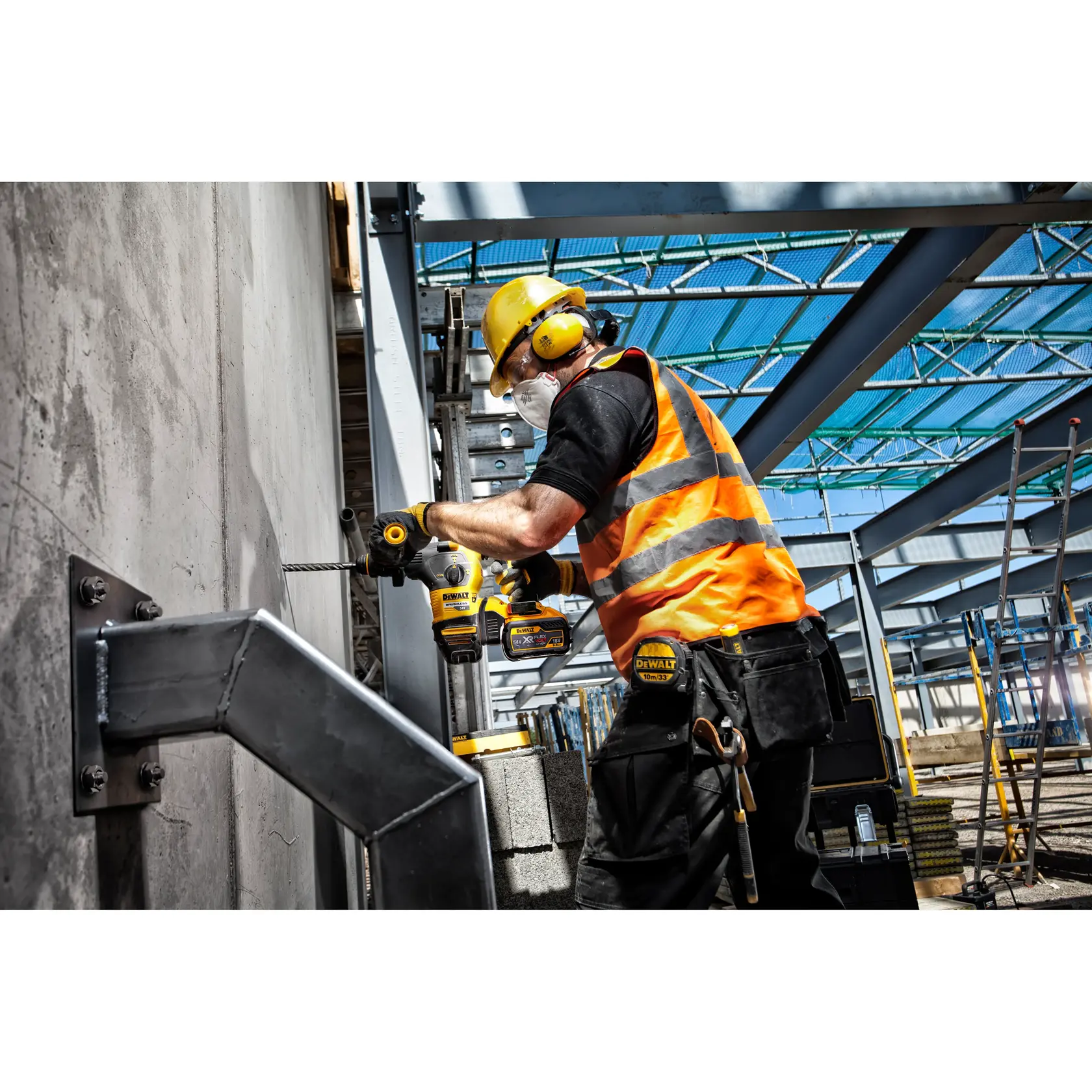 Trabajador usa DEWALT DT9598, DT9598-QZ en pared de concreto en obra. Categoría fotografía.