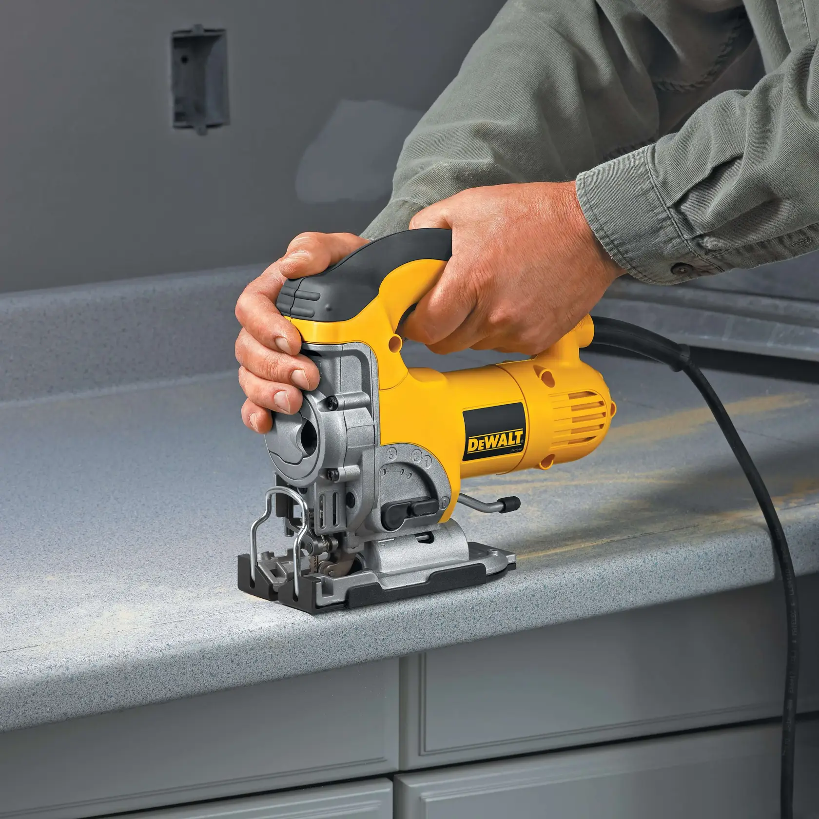 Persona utiliza una caladora DEWALT para cortar una encimera en interiores.