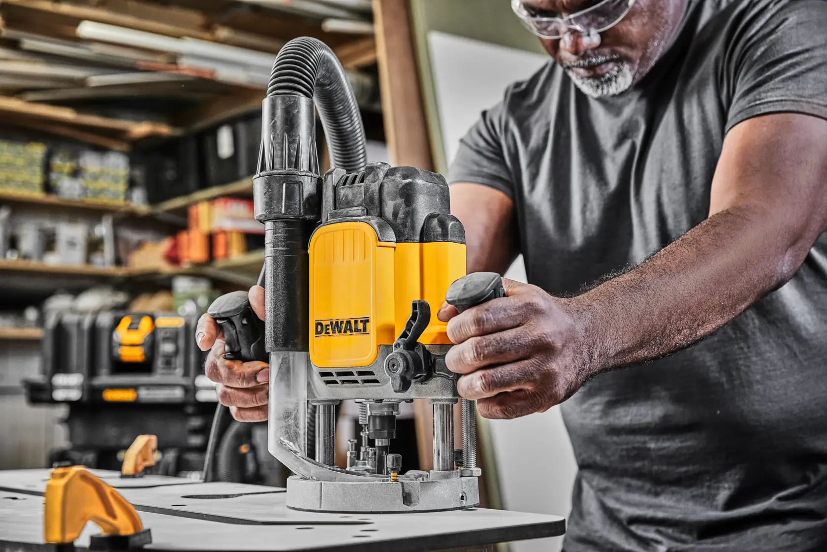 Router DEWALT DWE625-QS, DWE625 usado en taller, categoría de producto fotografía.