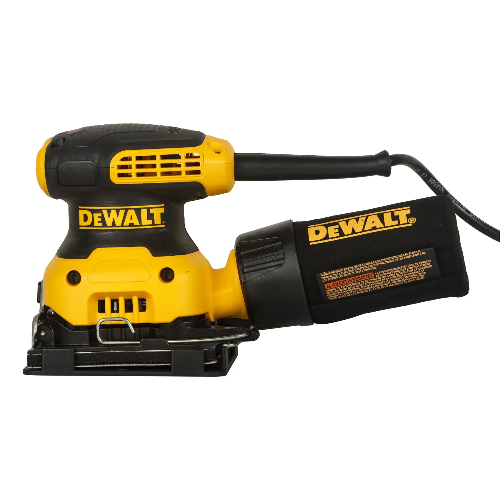 Una lijadora eléctrica DEWALT amarilla y negra con bolsa recolectora de polvo y cable de alimentación adjunto, mostrada sobre un fondo blanco.