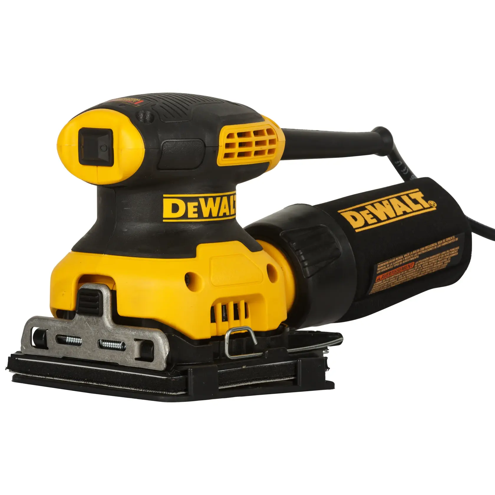 Vista de cerca de una lijadora eléctrica manual DEWALT con cuerpo amarillo y negro, puerto de polvo y cable conectado. La lijadora está posicionada con clips metálicos visibles en la base.