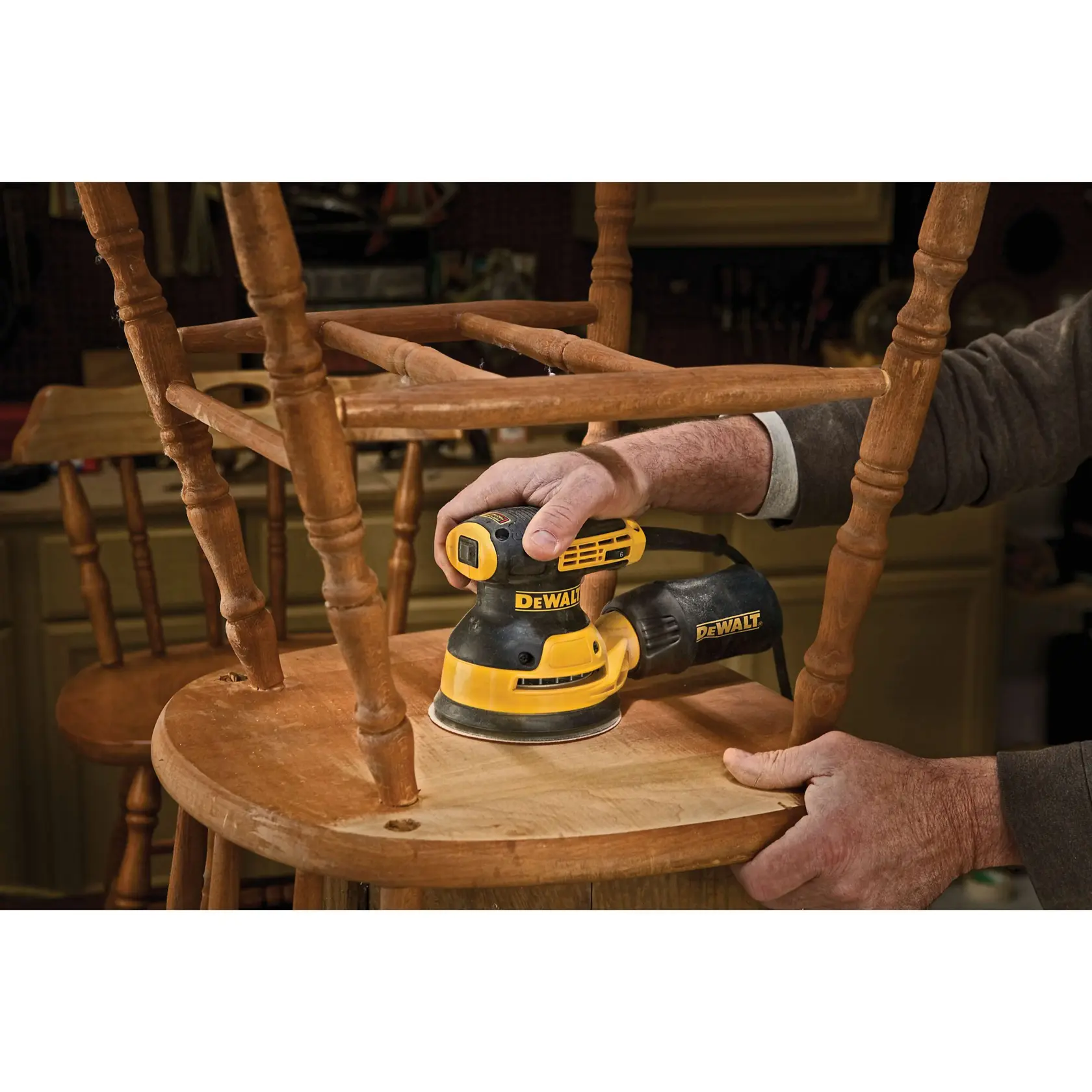 DEWALT DWE6423 Exzenterschleifer mit gelb-schwarzem Design, angeschlossenem Staubbeutel und Netzkabel.