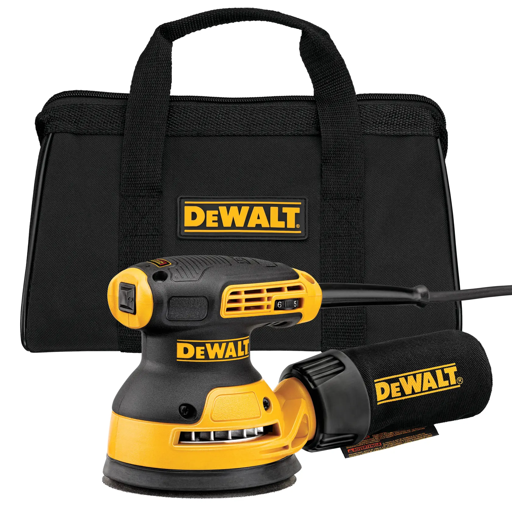 Una lijadora eléctrica de la marca DEWALT con una bolsa recolectora de polvo y un estuche de transporte negro, ambos con el logotipo de DEWALT.