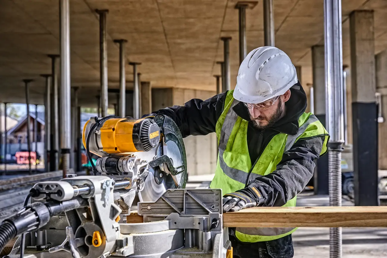 DeWalt DWS780 – podrobnost
