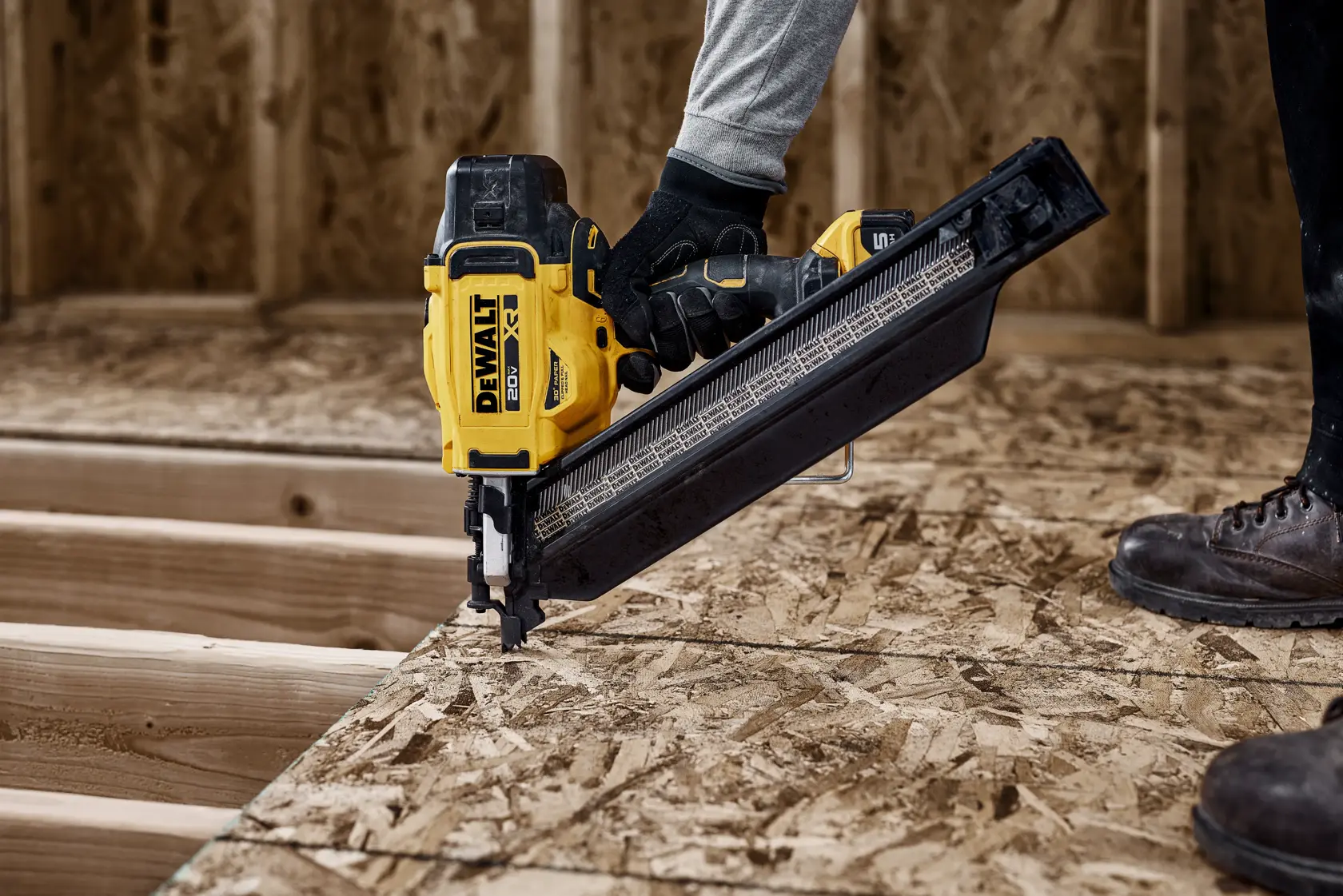 Clavadora DEWALT en madera, modelos DZN930-XJ, DZN930. Producto de fotografía. Escena de construcción.